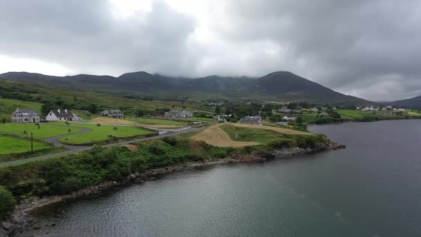 Vista aérea da Baía de Teelin, no Condado de Donegal, no Caminho do Atlântico Selvagem, na Irlanda — Vídeo de Stock