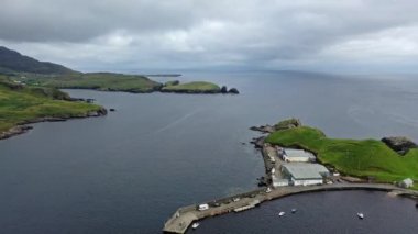 İrlanda'da Wild Atlantic Way County Donegal Teelin Bay havadan görünümü