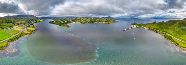 Flygvy över Teelin Bay i grevskapet Donegal på Wild Atlantic Way i Irland — Stockfoto