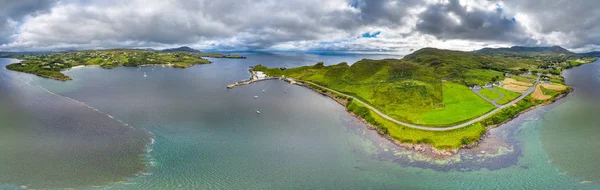 Vista aérea da Baía de Teelin, no Condado de Donegal, no Caminho do Atlântico Selvagem, na Irlanda — Fotografia de Stock