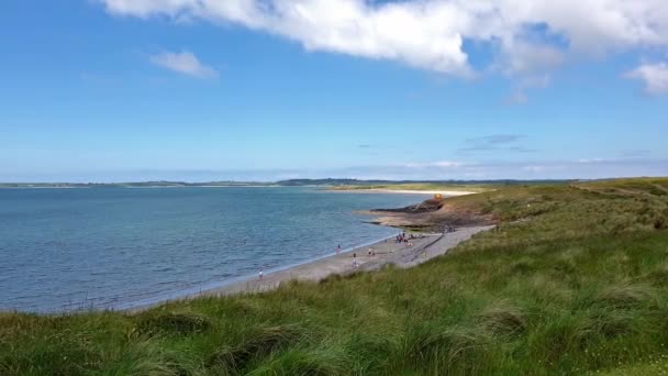 Playa Rosses Point en la ruta costera del Atlántico en Sligo - Irlanda — Vídeos de Stock