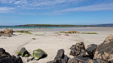 County Donegal, İrlanda Portnoo tarafından ödüllü Narin Plajı'nda eğlenen insanlar.
