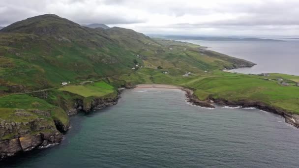 Mucross Head - небольшой полуостров примерно в 10 км к западу от Киллибега в графстве Донегал на северо-западе Ирландии и содержит популярную зону скалолазания, известную своей необычной горизонтально слоистой структурой — стоковое видео