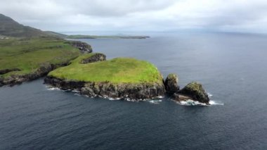 İrlanda'da Wild Atlantic Way County Donegal Teelin Bay havadan görünümü