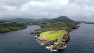 İrlanda'da Wild Atlantic Way County Donegal Teelin Bay havadan görünümü