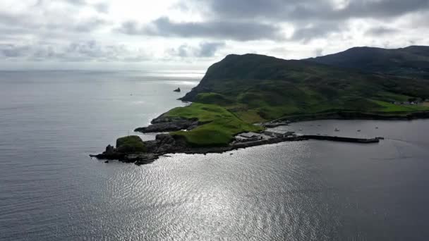 Letecký výhled na záliv Teelin v hrabství Donegalu na divoké atlantské cestě v Irsku — Stock video