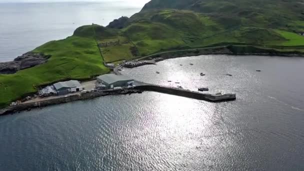 İrlanda'da Wild Atlantic Way County Donegal Teelin Bay havadan görünümü — Stok video