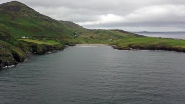 Mucross Head kuzey-batı İrlanda County Donegal Killybegs yaklaşık 10km batısında küçük bir yarımada ve popüler bir kaya tırmanış alanı içerir, onun sıradışı yatay katmanlı yapısı için kaydetti