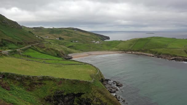 Mukříže Head je malý poloostrov asi 10 km západně od Killybegs v hrabství Donegalu v severozápadním Irsku a obsahuje oblíbenou oblast horolezectví, která je poznamenáno svou neobvyklou, vodorovně vrstvené strukturou — Stock video