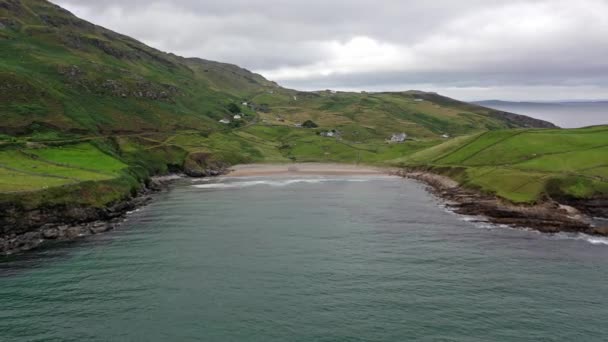 Mukříže Head je malý poloostrov asi 10 km západně od Killybegs v hrabství Donegalu v severozápadním Irsku a obsahuje oblíbenou oblast horolezectví, která je poznamenáno svou neobvyklou, vodorovně vrstvené strukturou — Stock video