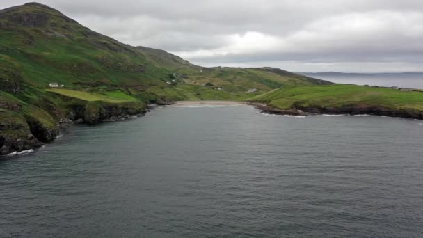 Mucross Head è una piccola penisola a circa 10 km a ovest di Killybegs nella contea di Donegal nell'Irlanda nord-occidentale e contiene una popolare area di arrampicata su roccia, nota per la sua insolita struttura a strati orizzontali. — Video Stock