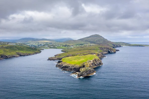 Flygvy över Teelin Bay i grevskapet Donegal på Wild Atlantic Way i Irland — Stockfoto