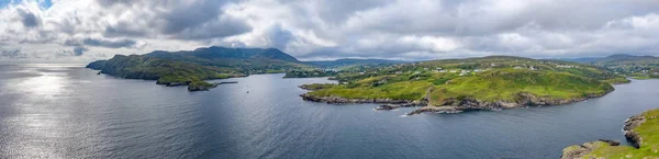 İrlanda'da Wild Atlantic Way County Donegal Teelin Bay havadan görünümü — Stok fotoğraf