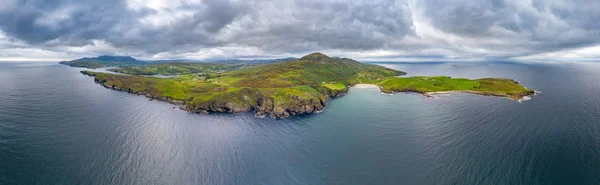 Mucross Head - небольшой полуостров примерно в 10 км к западу от Киллибега в графстве Донегал на северо-западе Ирландии и содержит популярную зону скалолазания, известную своей необычной горизонтально слоистой структурой — стоковое фото