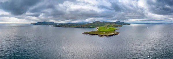 Mucross Head to niewielki półwysep około 10 km na zachód od Killybegs w hrabstwie Donegal w północno-zachodniej Irlandii i zawiera popularny obszar wspinaczki, znany ze swojej niezwykłej struktury poziomej warstwowej — Zdjęcie stockowe