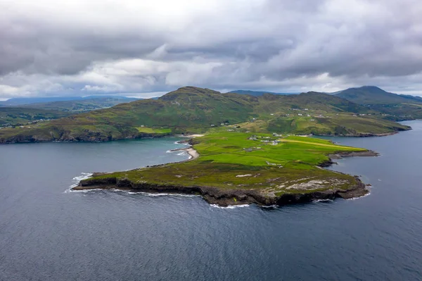 Mucross Head är en liten halvö ca inom 10km väster om Killybegs i grevskapet Donegal i nordvästra Irland och innehåller en populär bergsklättring område, känd för sin ovanliga horisontellt lagerstruktur — Stockfoto