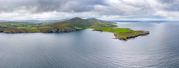 Mucross Head is a small peninsula about 10km west of Killybegs in County Donegal in north-west Ireland and contains a popular rock-climbing area, noted for its unusual horizontally layered structure — Stock Photo, Image