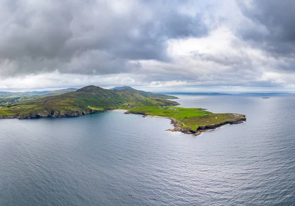 Mucross Head este o mică peninsulă la aproximativ 10 km vest de Killybegs în Donegal County din nord-vestul Irlandei și conține o zonă populară de alpinism, notată pentru structura sa neobișnuită orizontal stratificată. — Fotografie, imagine de stoc