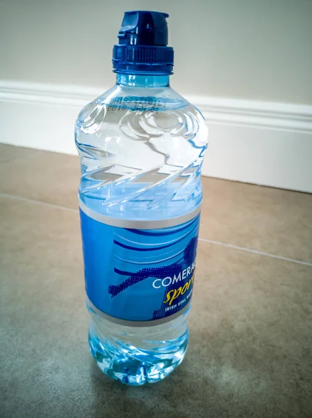 Questo numero di lotto fa parte del secondo richiamo da parte della FSAI per l'acqua in bottiglia a causa di livelli di arsenico superiori al normale — Foto Stock