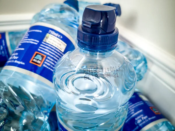 Dit batchnummer maakt deel uit van de tweede terugroepactie door de Fsai voor gebotteld water als gevolg van boven normale arseen niveaus — Stockfoto