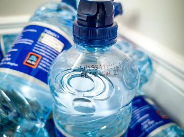 Questo numero di lotto fa parte del secondo richiamo da parte della FSAI per l'acqua in bottiglia a causa di livelli di arsenico superiori al normale — Foto Stock
