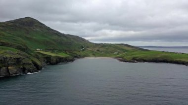 Mucross Head kuzey-batı İrlanda County Donegal Killybegs yaklaşık 10km batısında küçük bir yarımada ve popüler bir kaya tırmanış alanı içerir, onun sıradışı yatay katmanlı yapısı için kaydetti