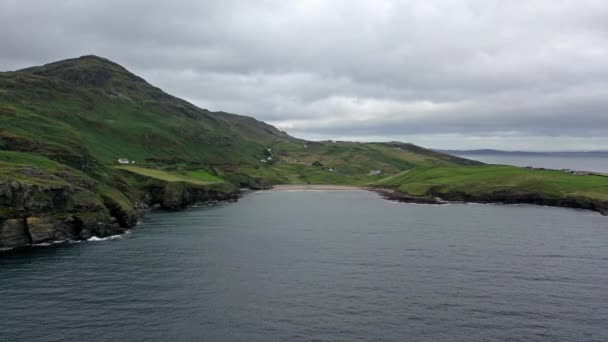 Mukříže Head je malý poloostrov asi 10 km západně od Killybegs v hrabství Donegalu v severozápadním Irsku a obsahuje oblíbenou oblast horolezectví, která je poznamenáno svou neobvyklou, vodorovně vrstvené strukturou — Stock video