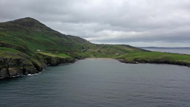 Mucross Head is een klein schiereiland op ongeveer 10km ten westen van Killybegs in County Donegal in Noordwest-Ierland en bevat een populair rotsklimmen gebied, bekend om zijn ongewone horizontaal gelaagde structuur — Stockvideo