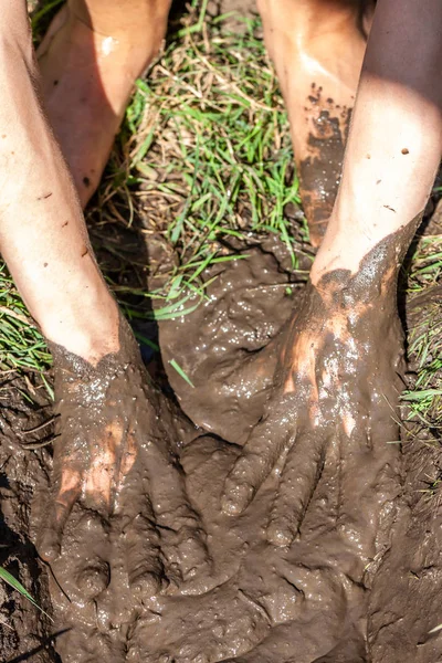 Мальчик работает и играет в грязи — стоковое фото