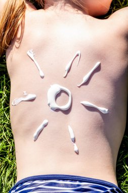 Güneş kremgüneş tan losyon güneş kızlar geri çizim. Çimlerin üzerinde yatan ve uyuyan kız