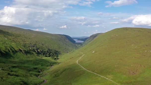 Luftaufnahme des Glenveagh Nationalparks mit Schloss und Loch im Hintergrund - county donegal, irland — Stockvideo