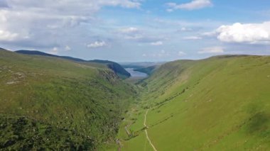 Arka planda kale Kale ve Loch ile Glenveagh Milli Parkı havadan görünümü - County Donegal, İrlanda