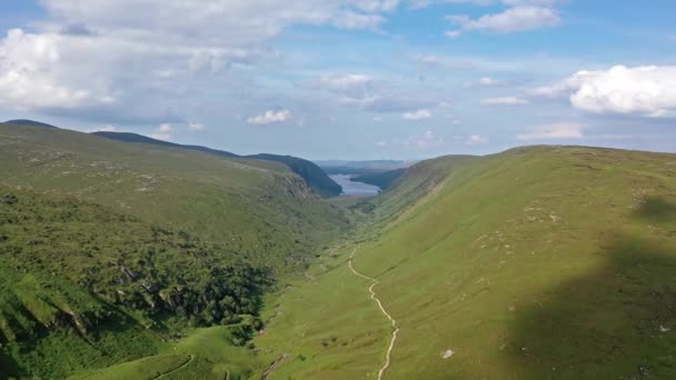 Luchtfoto van het Glenveagh National Park met kasteel kasteel en Loch op de achtergrond-County Donegal, Ierland — Stockvideo