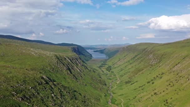 Widok z lotu ptaka na Park Narodowy Glenveagh z zamkiem zamek i Loch w tle-County Donegal, Irlandia — Wideo stockowe