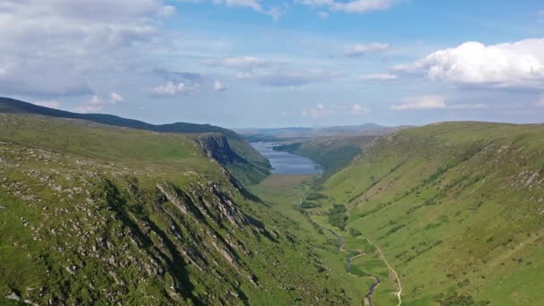 Arka planda kale Kale ve Loch ile Glenveagh Milli Parkı havadan görünümü - County Donegal, İrlanda — Stok video
