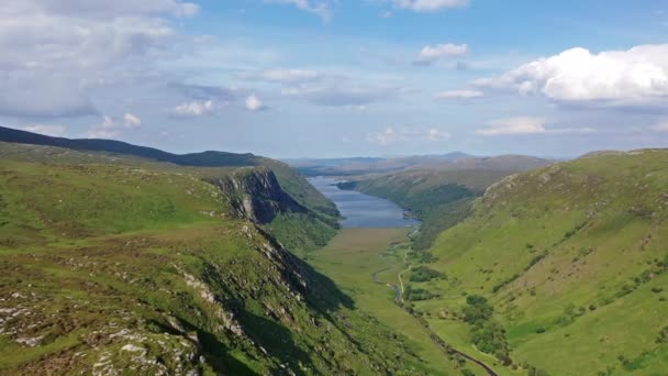 Vista aérea del Parque Nacional Glenveagh con castillo Castillo y Loch en el fondo - Condado de Donegal, Irlanda — Vídeo de stock