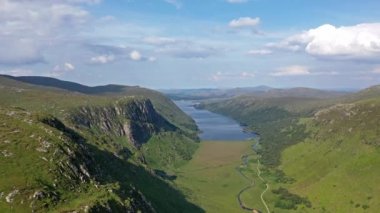 Arka planda kale Kale ve Loch ile Glenveagh Milli Parkı havadan görünümü - County Donegal, İrlanda