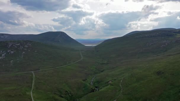 Flygfoto över Glenveagh National Park-County Donegal, Irland — Stockvideo