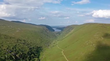 Arka planda kale Kale ve Loch ile Glenveagh Milli Parkı havadan görünümü - County Donegal, İrlanda