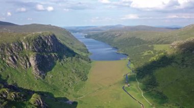 Arka planda kale Kale ve Loch ile Glenveagh Milli Parkı havadan görünümü - County Donegal, İrlanda