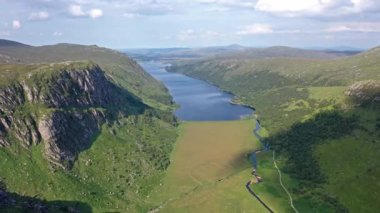 Arka planda kale Kale ve Loch ile Glenveagh Milli Parkı havadan görünümü - County Donegal, İrlanda