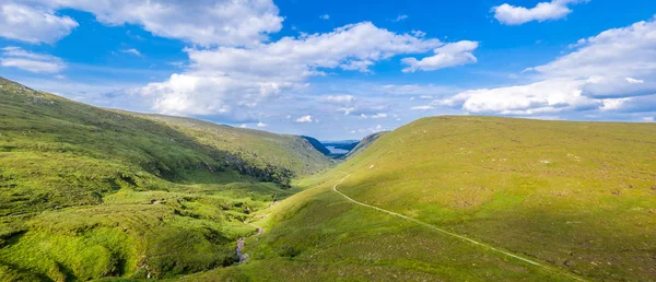 Arka planda kale Kale ve Loch ile Glenveagh Milli Parkı havadan görünümü - County Donegal, İrlanda — Stok fotoğraf