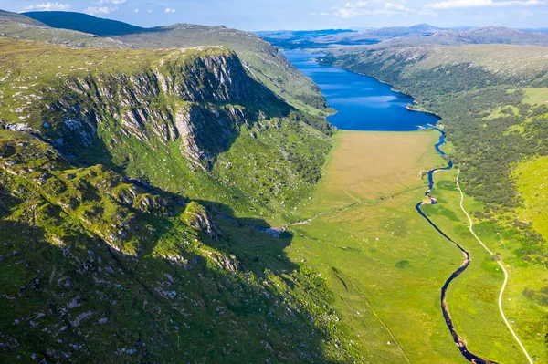 Arka planda kale Kale ve Loch ile Glenveagh Milli Parkı havadan görünümü - County Donegal, İrlanda