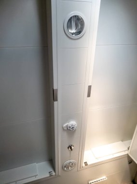 Pencerelerden güneşin yansımaları ile yolcu gemisi tavan