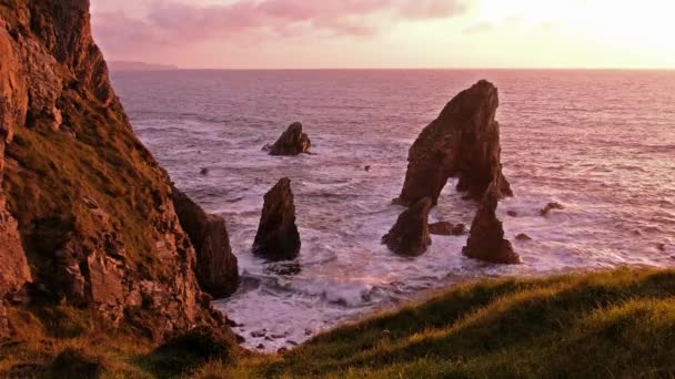 Crohy Head Sea Arch Breeches pendant le coucher du soleil - Comté de Donegal, Irlande — Video