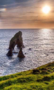 Gün batımında Crohy Head Sea Arch Breeches - County Donegal, İrlanda
