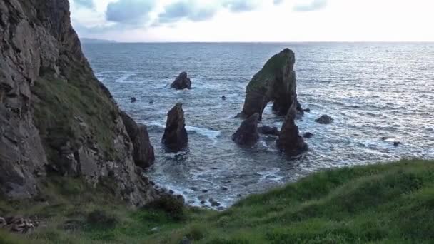 Crohy Head Sea Arch Breeches pendant le coucher du soleil - Comté de Donegal, Irlande — Video