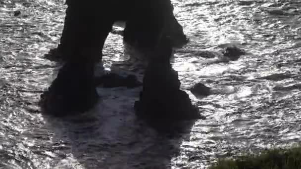 Crohy Head Sea Arch breeches tijdens zonsondergang-County Donegal, Ierland — Stockvideo