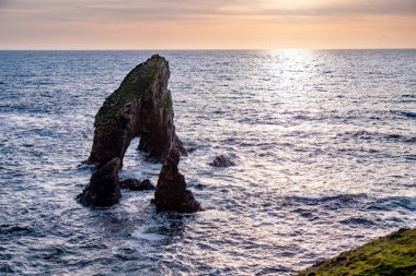 Gün batımında Crohy Head Sea Arch Breeches - County Donegal, İrlanda