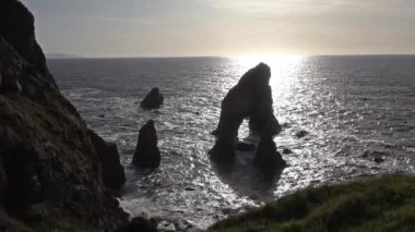 Gün batımında Crohy Head Sea Arch Breeches - County Donegal, İrlanda